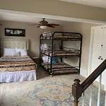 Large Near Shops/Dining & Easy Access To Freeway