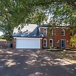 Large Near Shops/Dining & Easy Access To Freeway