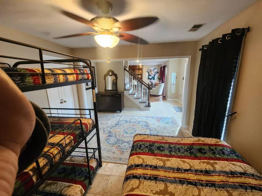 Large Near Shops/dining & Easy Access To Freeway Holiday home *