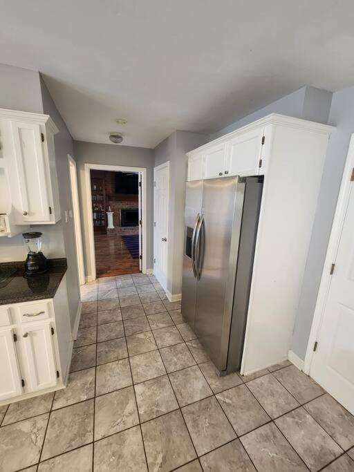 Large Near Shops/dining & Easy Access To Freeway