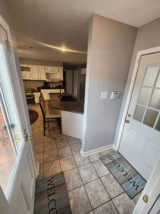 Holiday home Large Near Shops/dining & Easy Access To Freeway *