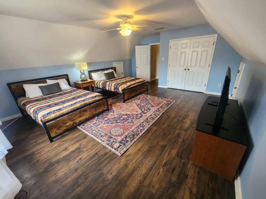 Large Near Shops/dining & Easy Access To Freeway