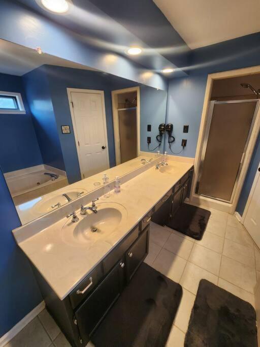 Large Near Shops/dining & Easy Access To Freeway Holiday home *