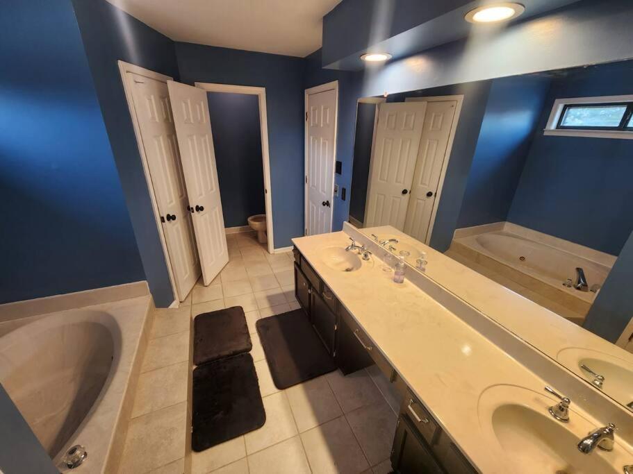 Large Near Shops/dining & Easy Access To Freeway Holiday home Memphis