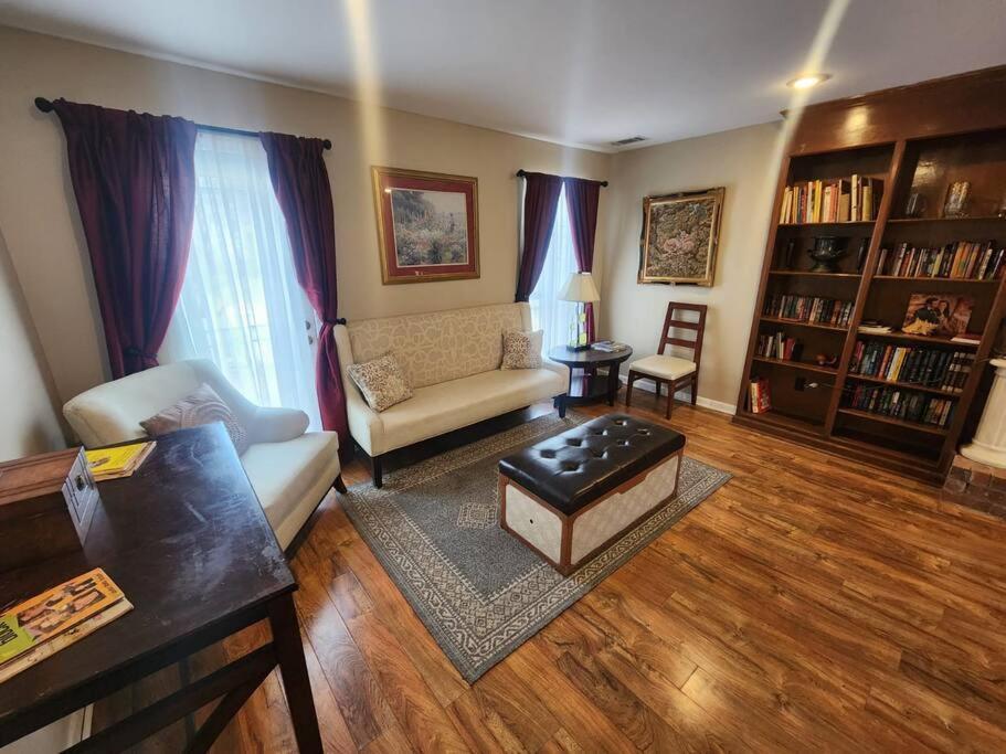 Holiday home Large Near Shops/dining & Easy Access To Freeway *