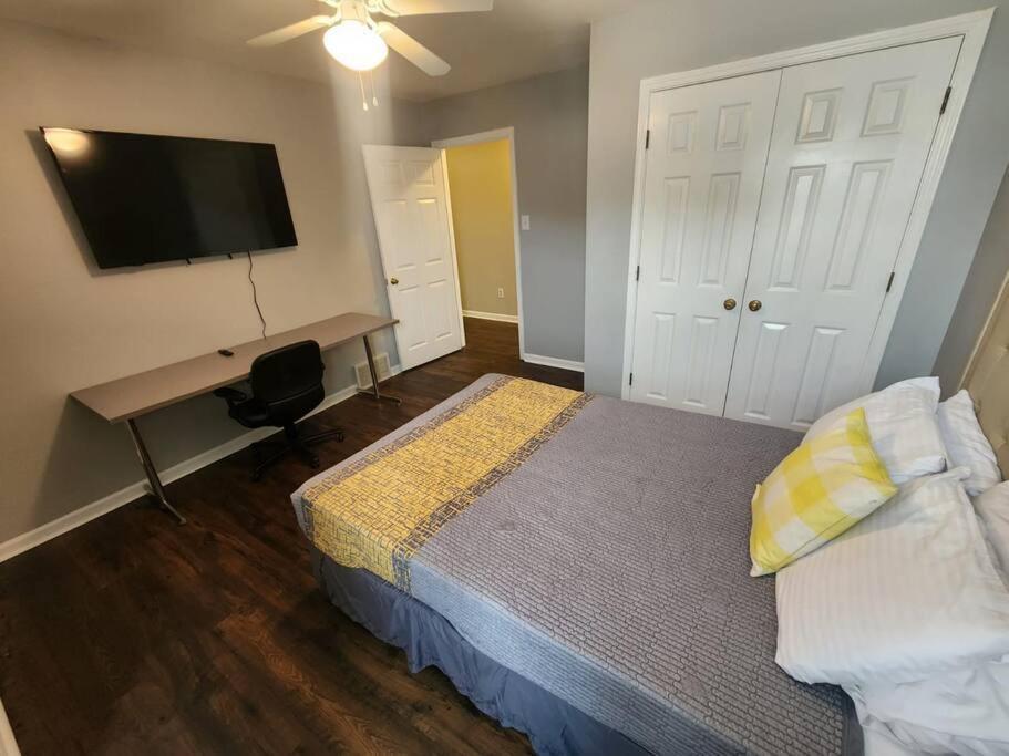 Large Near Shops/dining & Easy Access To Freeway Holiday home *