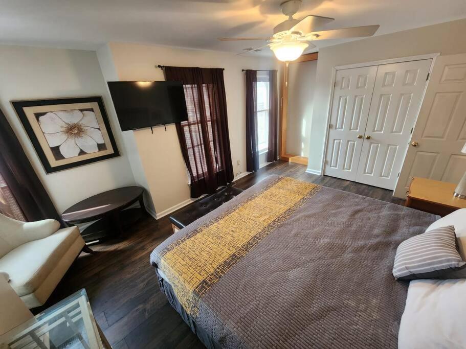 Large Near Shops/dining & Easy Access To Freeway Holiday home