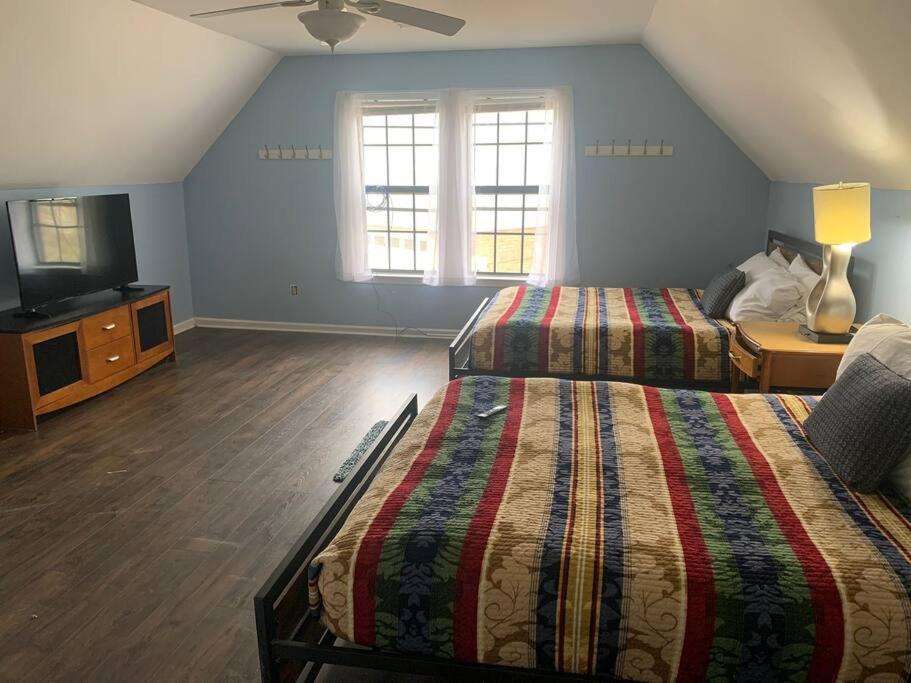 Large Near Shops/dining & Easy Access To Freeway Holiday home *