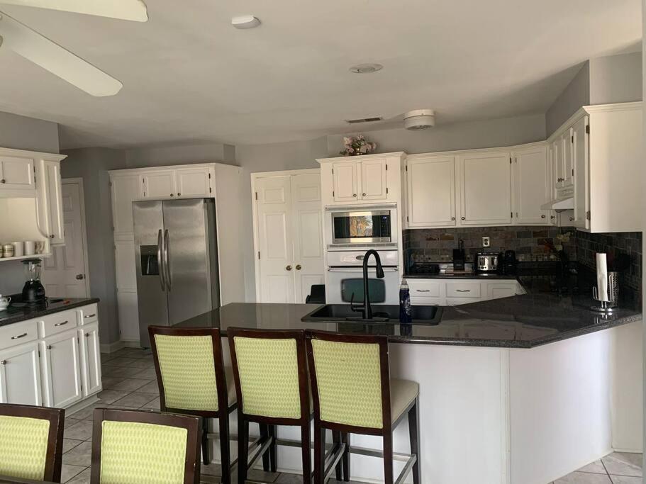 Large Near Shops/dining & Easy Access To Freeway