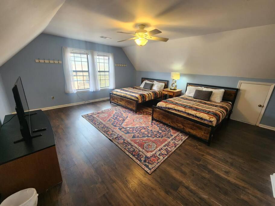 Large Near Shops/dining & Easy Access To Freeway