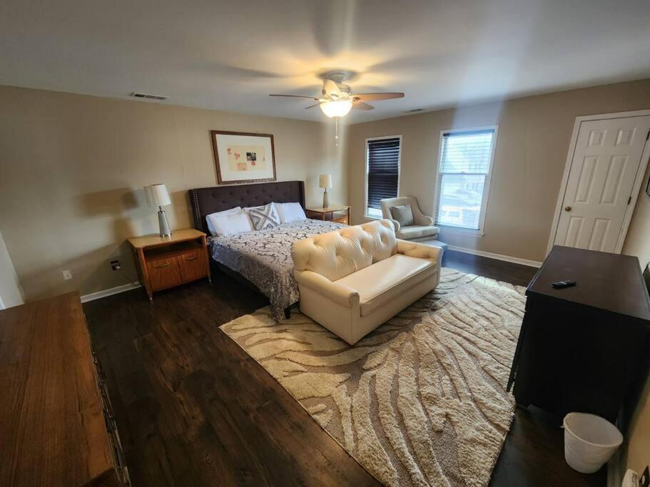 Large Near Shops/dining & Easy Access To Freeway