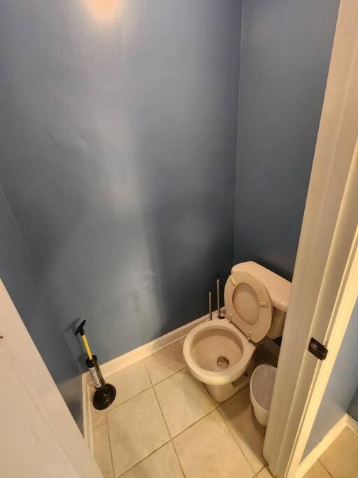 Large Near Shops/dining & Easy Access To Freeway Holiday home