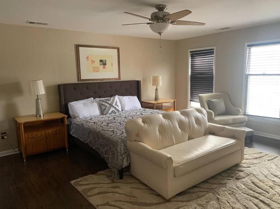 Large Near Shops/dining & Easy Access To Freeway