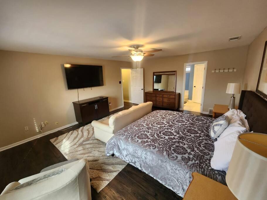 Large Near Shops/dining & Easy Access To Freeway Holiday home