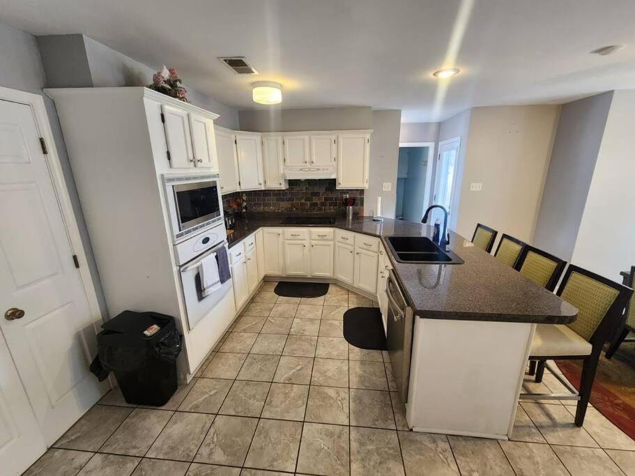Large Near Shops/dining & Easy Access To Freeway Memphis