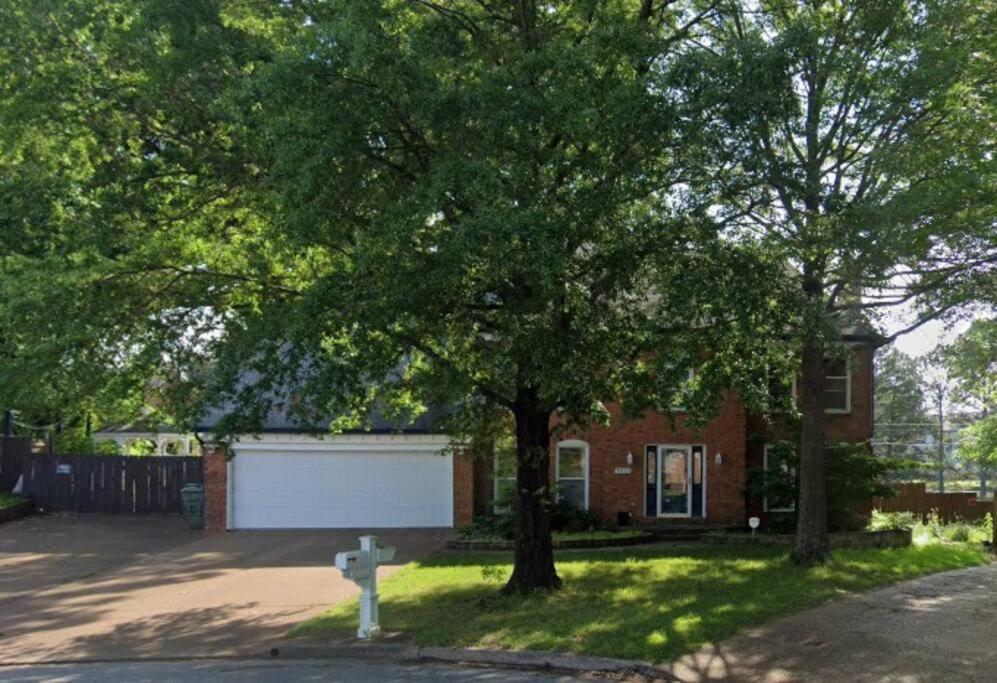 Holiday home Large Near Shops/dining & Easy Access To Freeway *