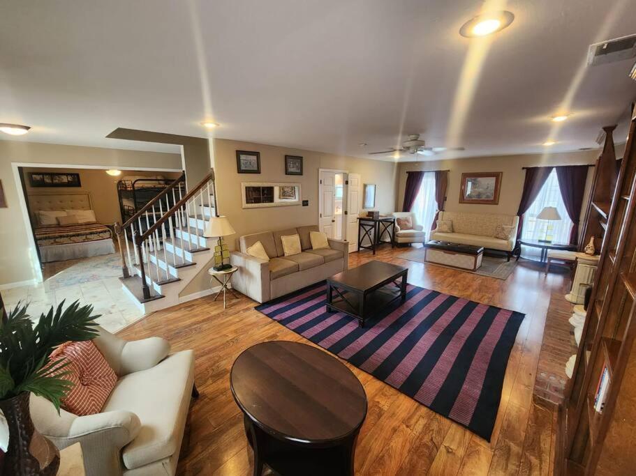 Large Near Shops/dining & Easy Access To Freeway Holiday home Memphis