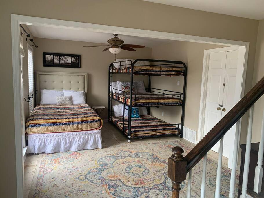Holiday home Large Near Shops/dining & Easy Access To Freeway