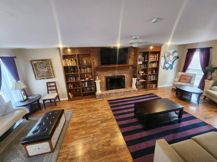 Large Near Shops/dining & Easy Access To Freeway Holiday home *