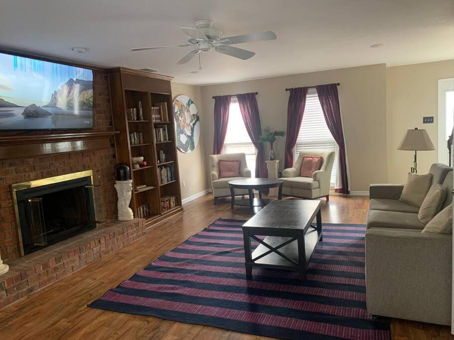 Large Near Shops/dining & Easy Access To Freeway * Memphis