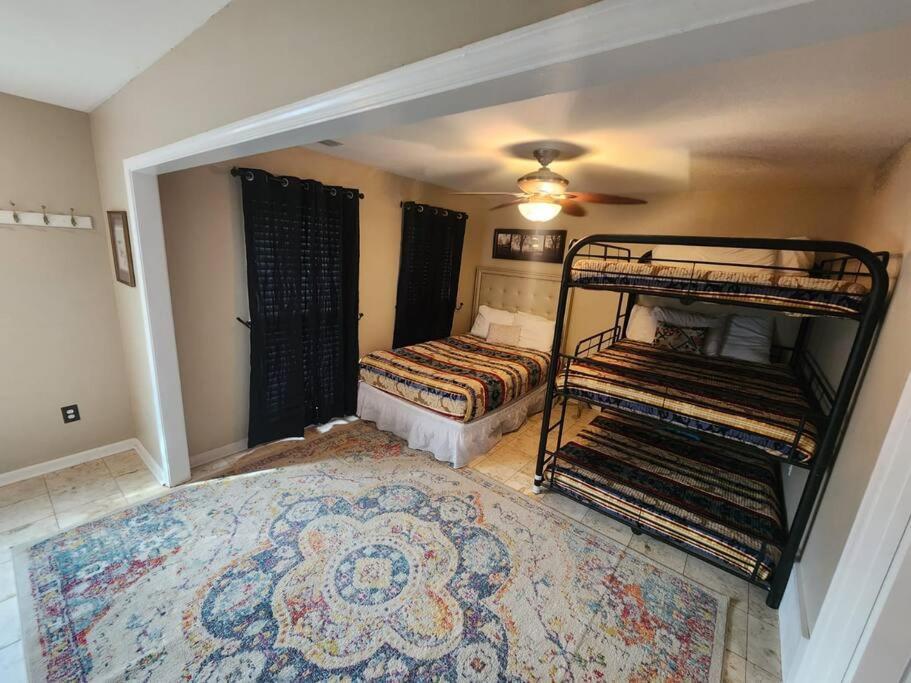 Large Near Shops/dining & Easy Access To Freeway Holiday home Memphis