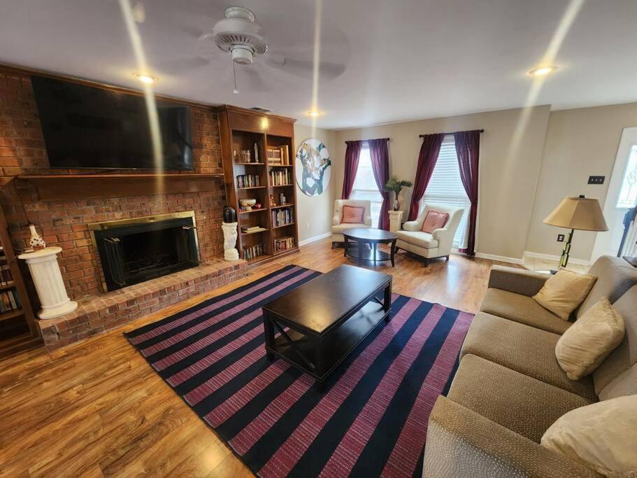 Large Near Shops/dining & Easy Access To Freeway Holiday home